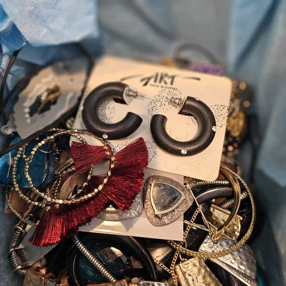 MIXED BAG LOT OF VINTAGE TO NOW JEWELRY 3 LBS 10OZ KEEP RESELL REPURPOSE - Picture 4 of 7